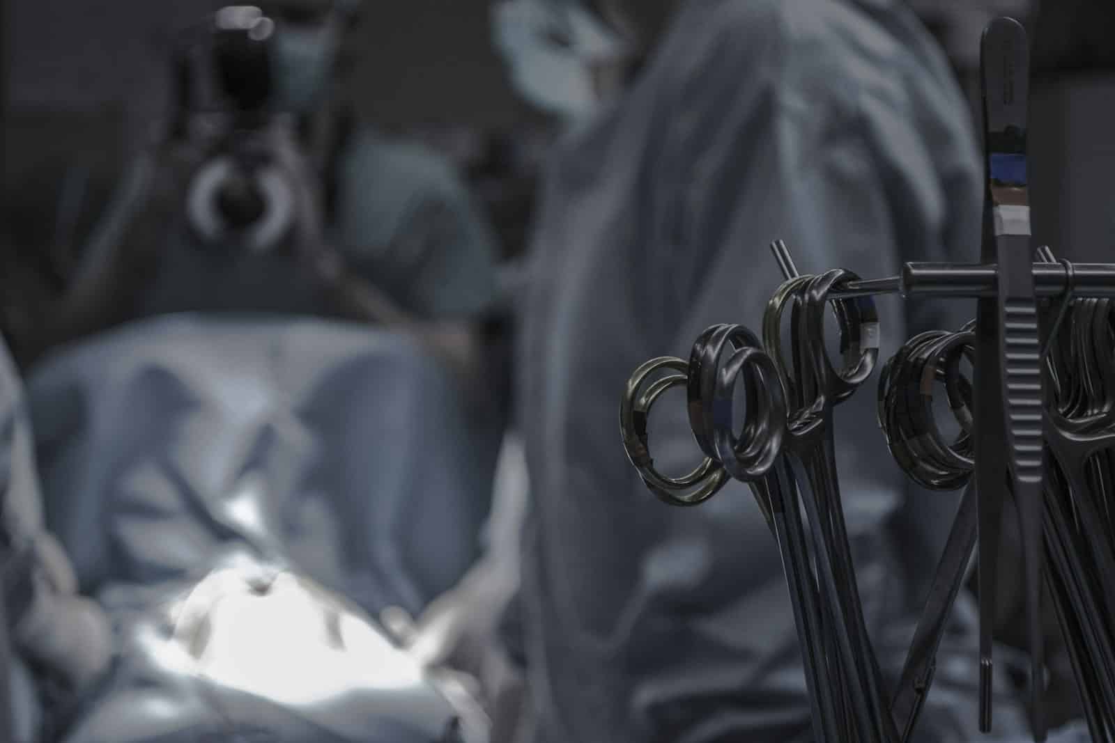 Cirugía maxilofacial en Medellín: instrumental quirúrgico estéril, imagen de referencia