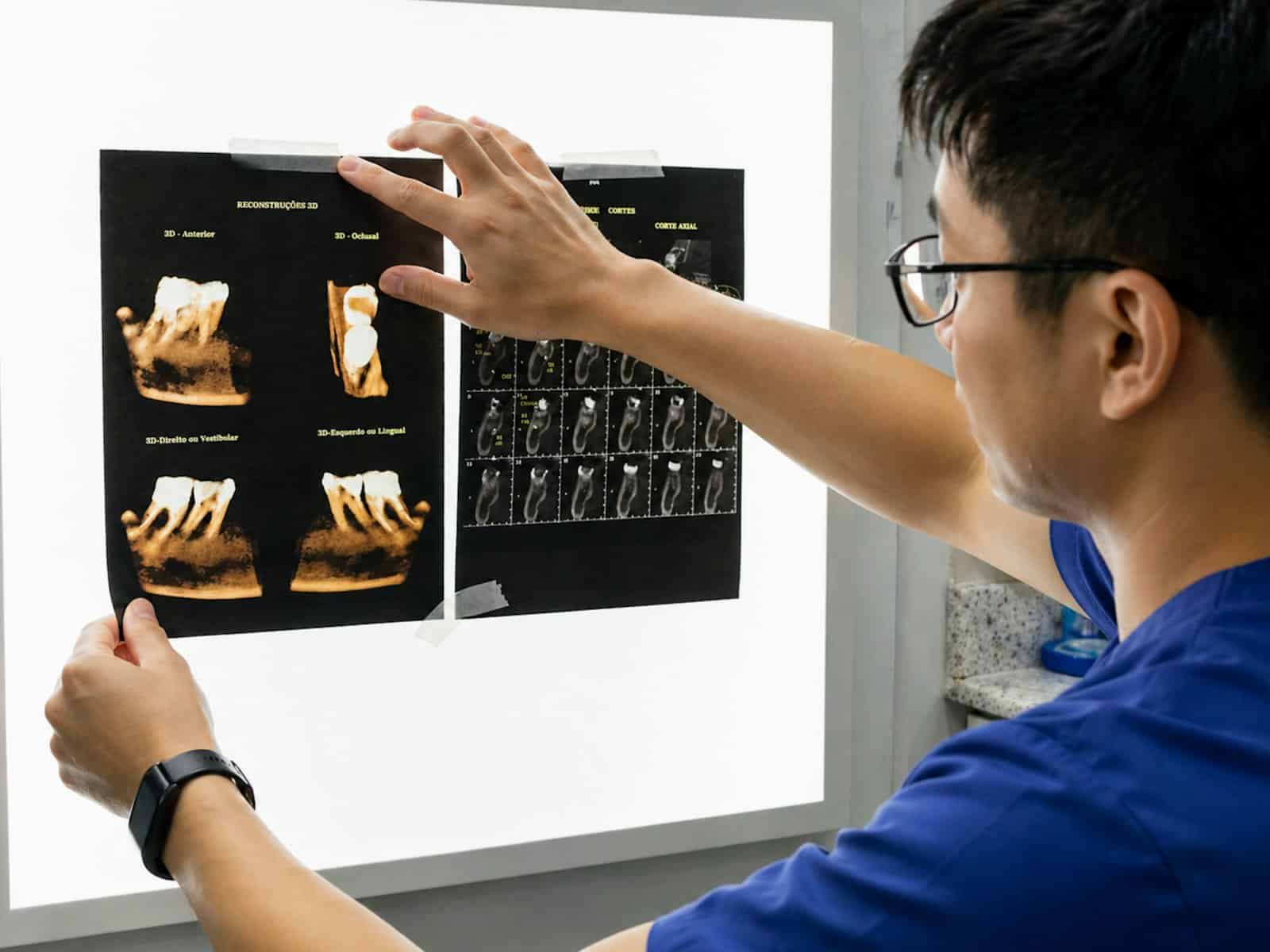 Odontólogo revisando radiografías para planificar un tratamiento de ortodoncia