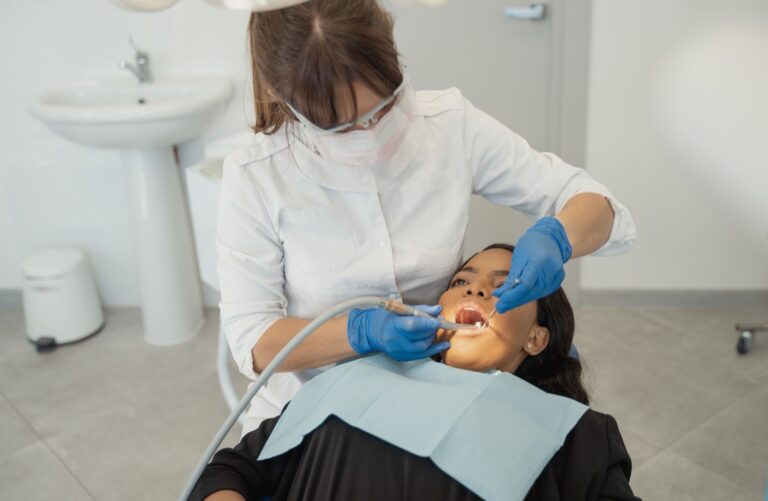 Endodoncia en Medellín: odontólogo realizando un tratamiento, imagen de referencia