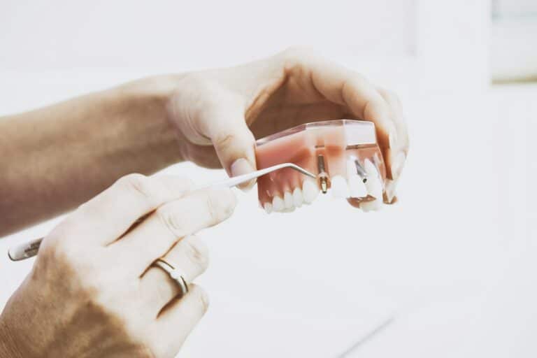 Periodoncia en Medellín: sesión de tratamiento de encías en consulta, imagen de referencia