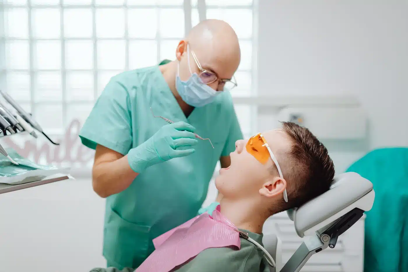 Revisión de encías en consulta de periodoncia, imagen de referencia
