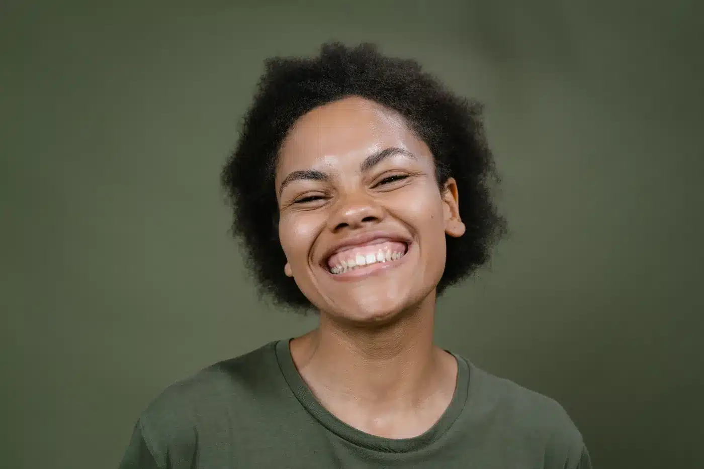 Persona sonriendo con dientes sanos, imagen de referencia