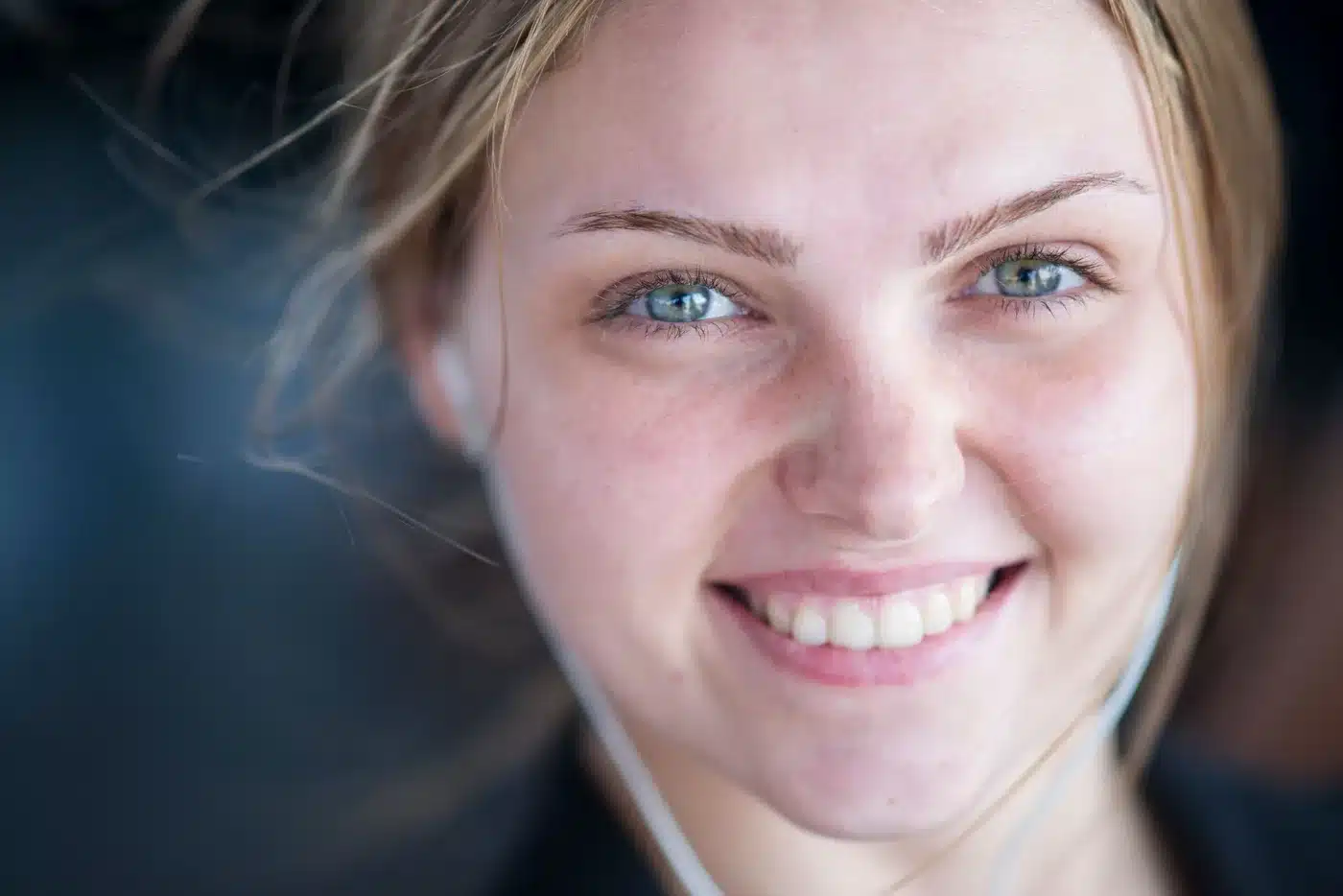 Persona sonriendo con dientes sanos, imagen de referencia
