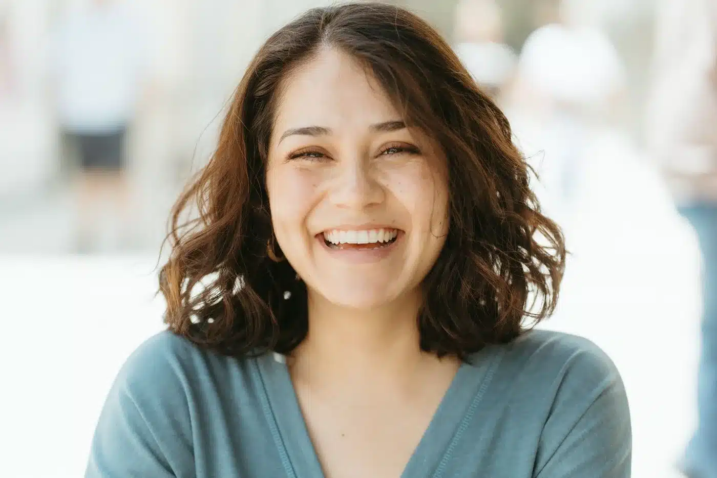 Persona sonriendo con dientes sanos, imagen de referencia