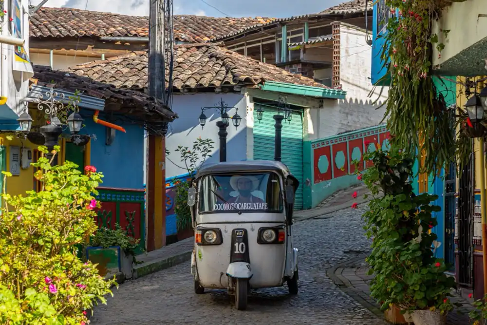 Calles de colores del pueblo de Guatapé, Antioquia