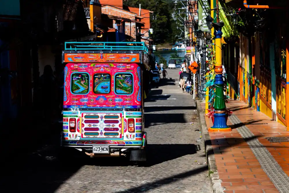 Chiva tradicional antioqueña en Guatapé