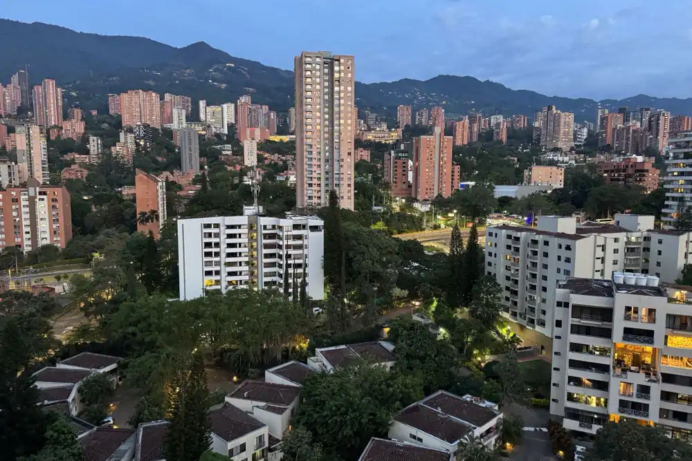 Amanecer sobre Medellín y el valle de Aburrá