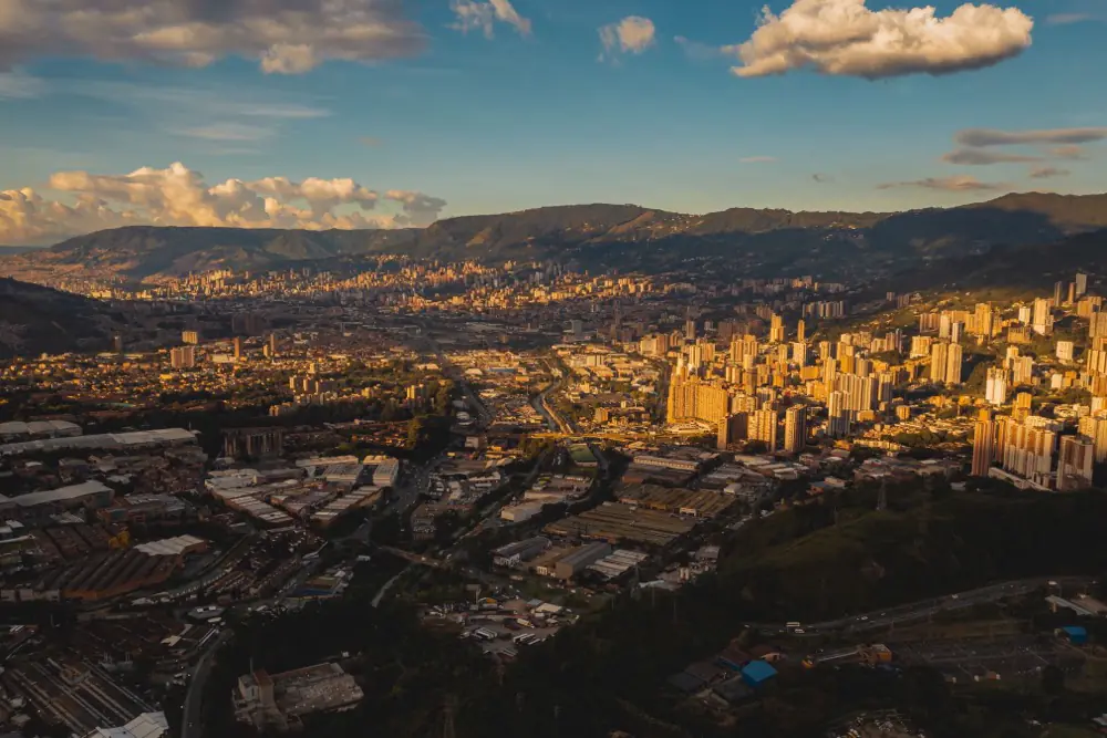 Panorámica de Medellín y el valle de Aburrá al atardecer