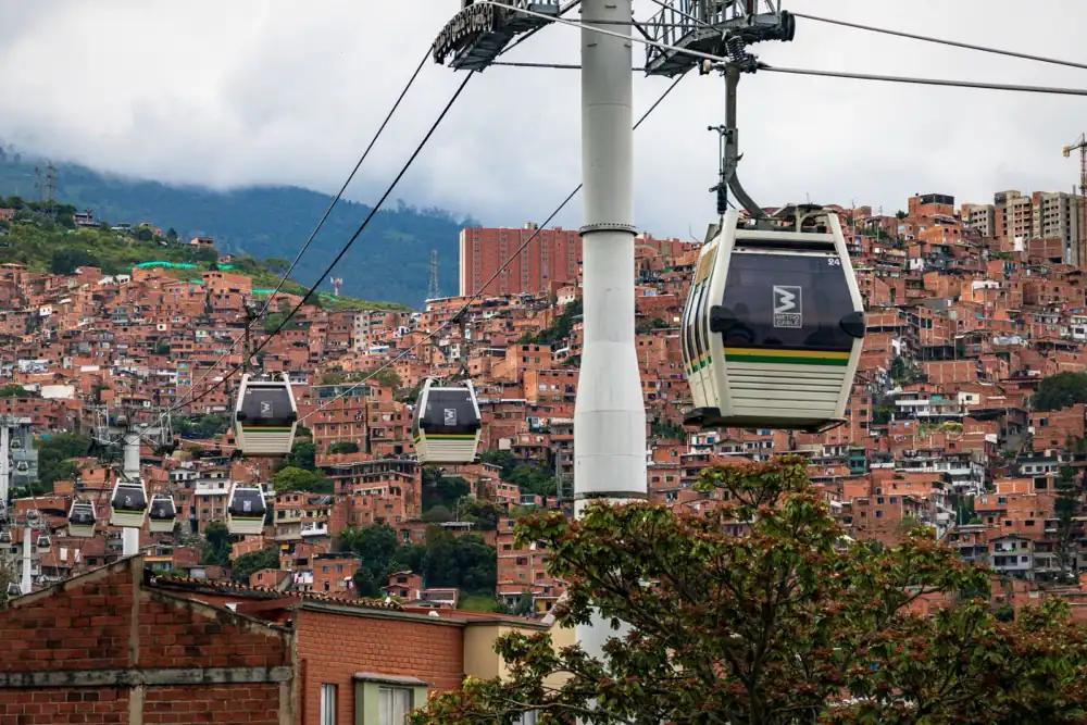 Metrocable de Medellín sobre las laderas de la ciudad