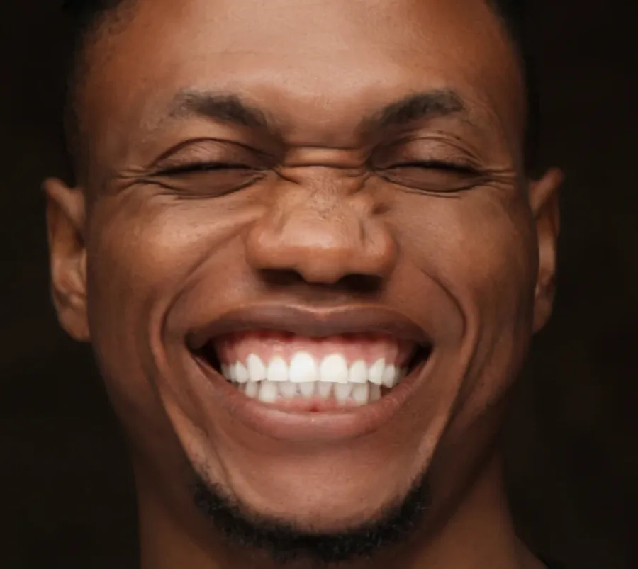 Hombre sonriendo después de una rehabilitación dental